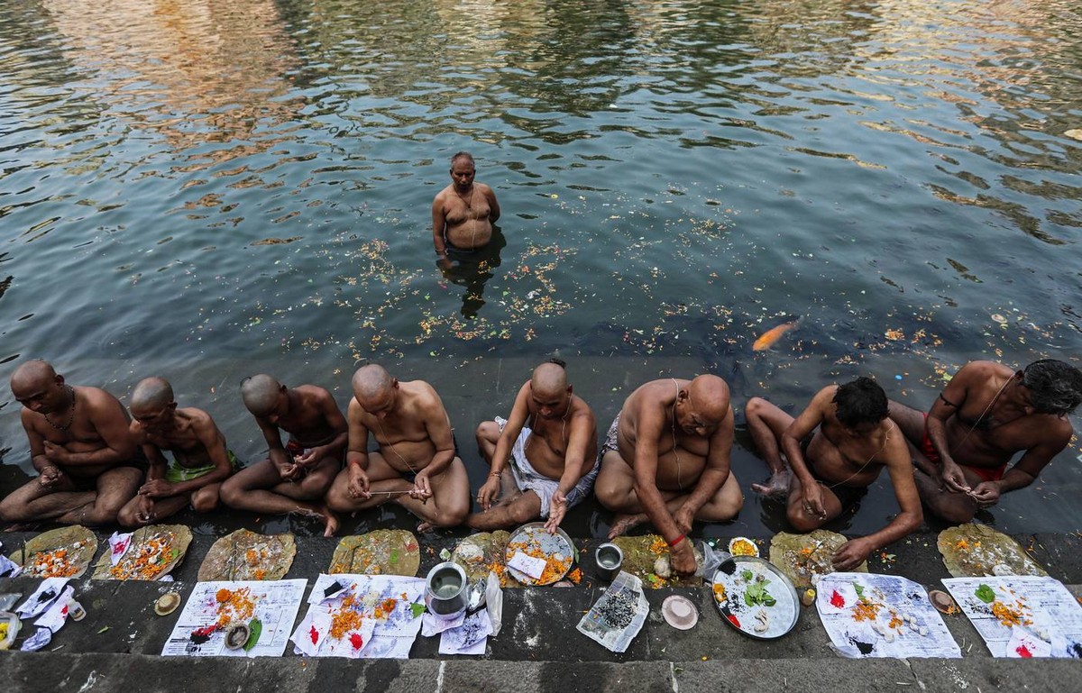Индуистские верующие воздают почести своим предкам