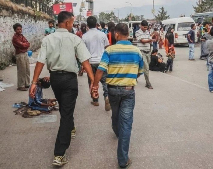 Почему непальские мужчины ходят за ручку