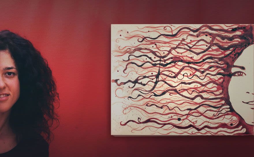 Румынская художница нарисовала картины менструальной кровью