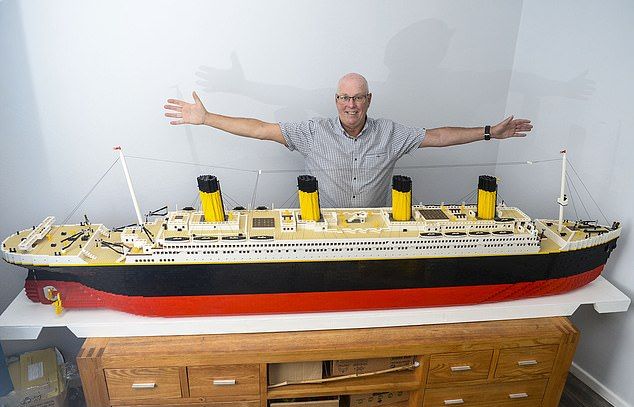 Модель Титаника из Lego из 40 000 деталей