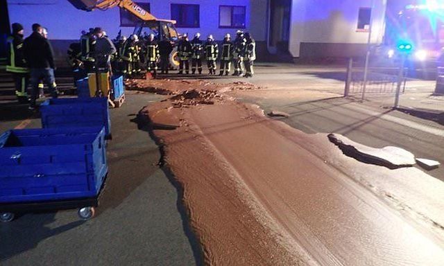 Немецким пожарным пришлось бороться с шоколадной рекой
