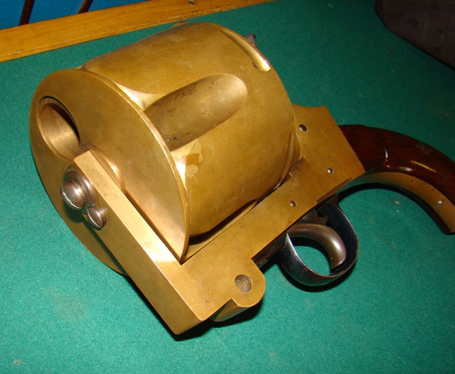 Пятизарядный револьвер внушительных размеров
