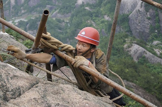 Бетонная дорога на отвесной скале в Китае