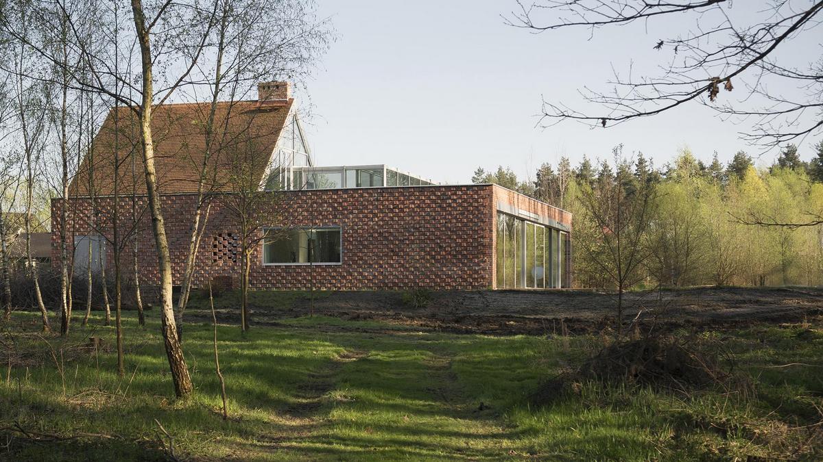 Красный кирпичный дом в Польше