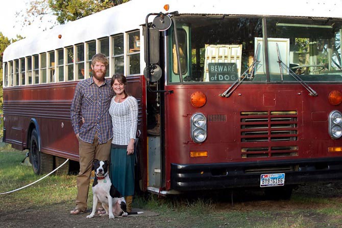 Молодая пара живет и путешествует в автобусе