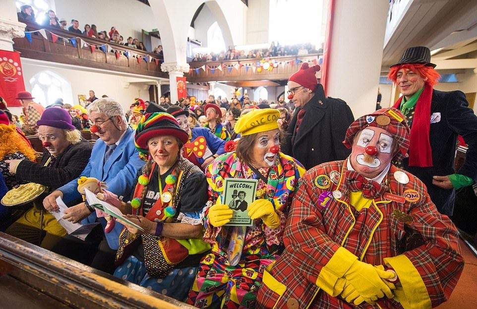 Клоуны на ежегодной поминальной службе Гримальди в Лондоне