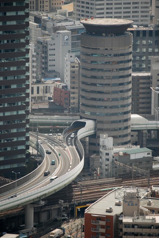 Необычное многоэтажка Gate Tower в Японии