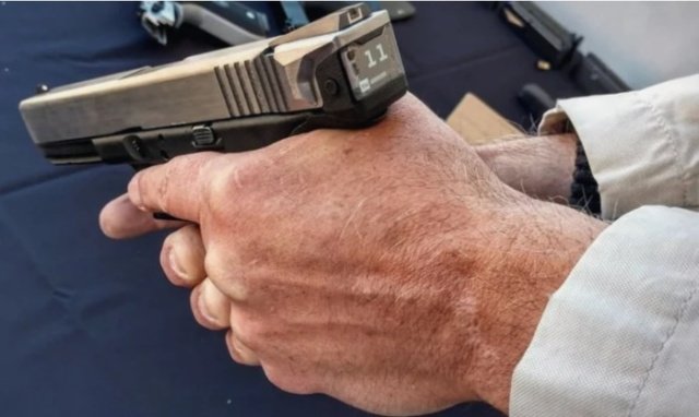 Пистолет Glock 17 с электронным счётчиком боеприпасов