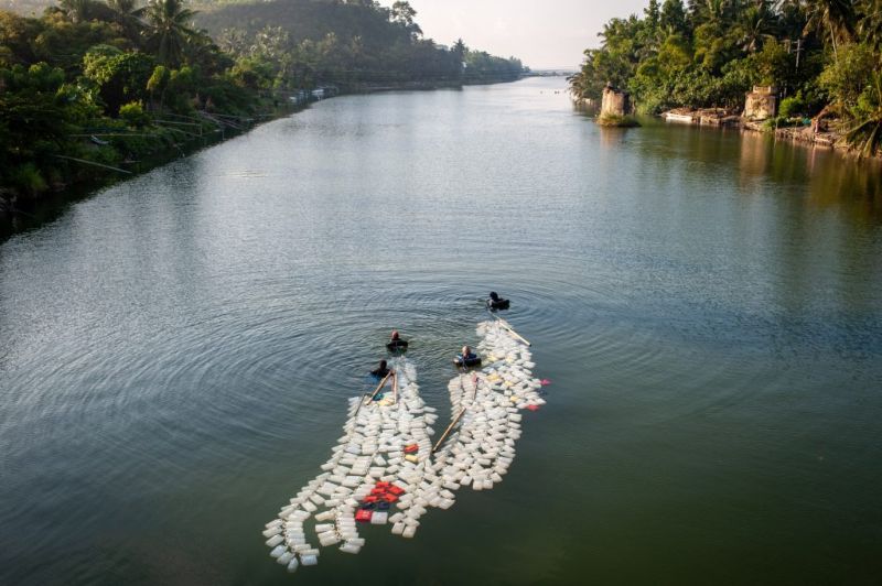 Бабушки плавают по 3 км с 200 канистрами за спиной за чистой водой