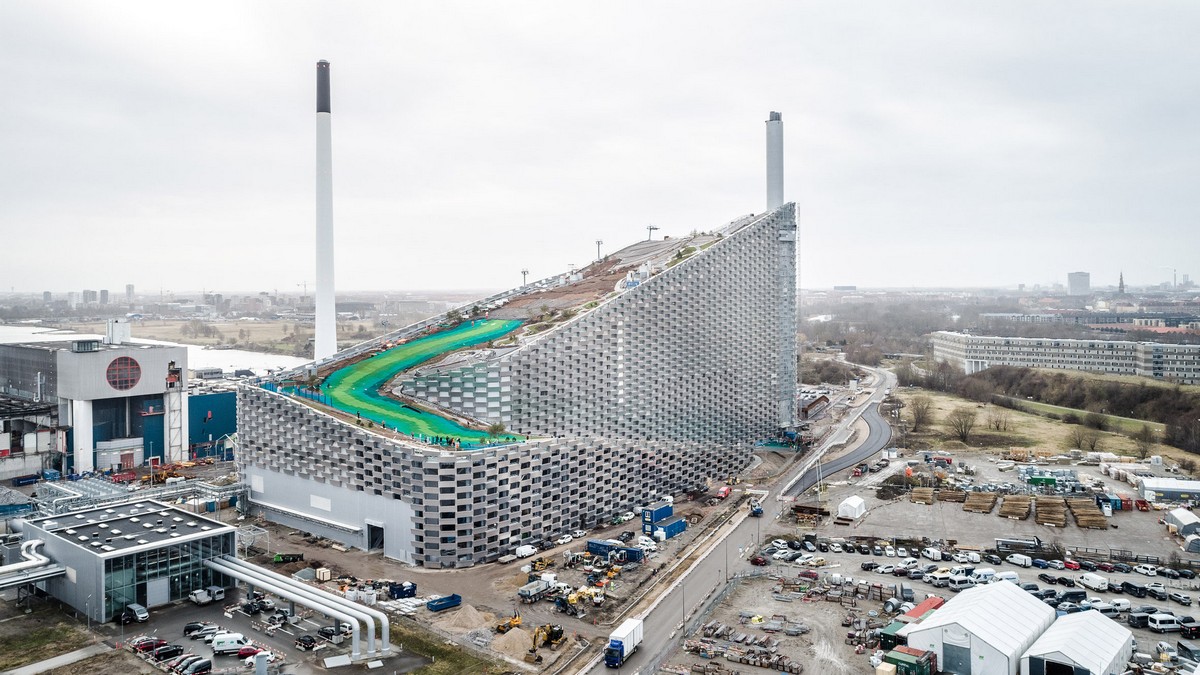 Лыжный склон на заводе по переработке отходов в Копенгагене