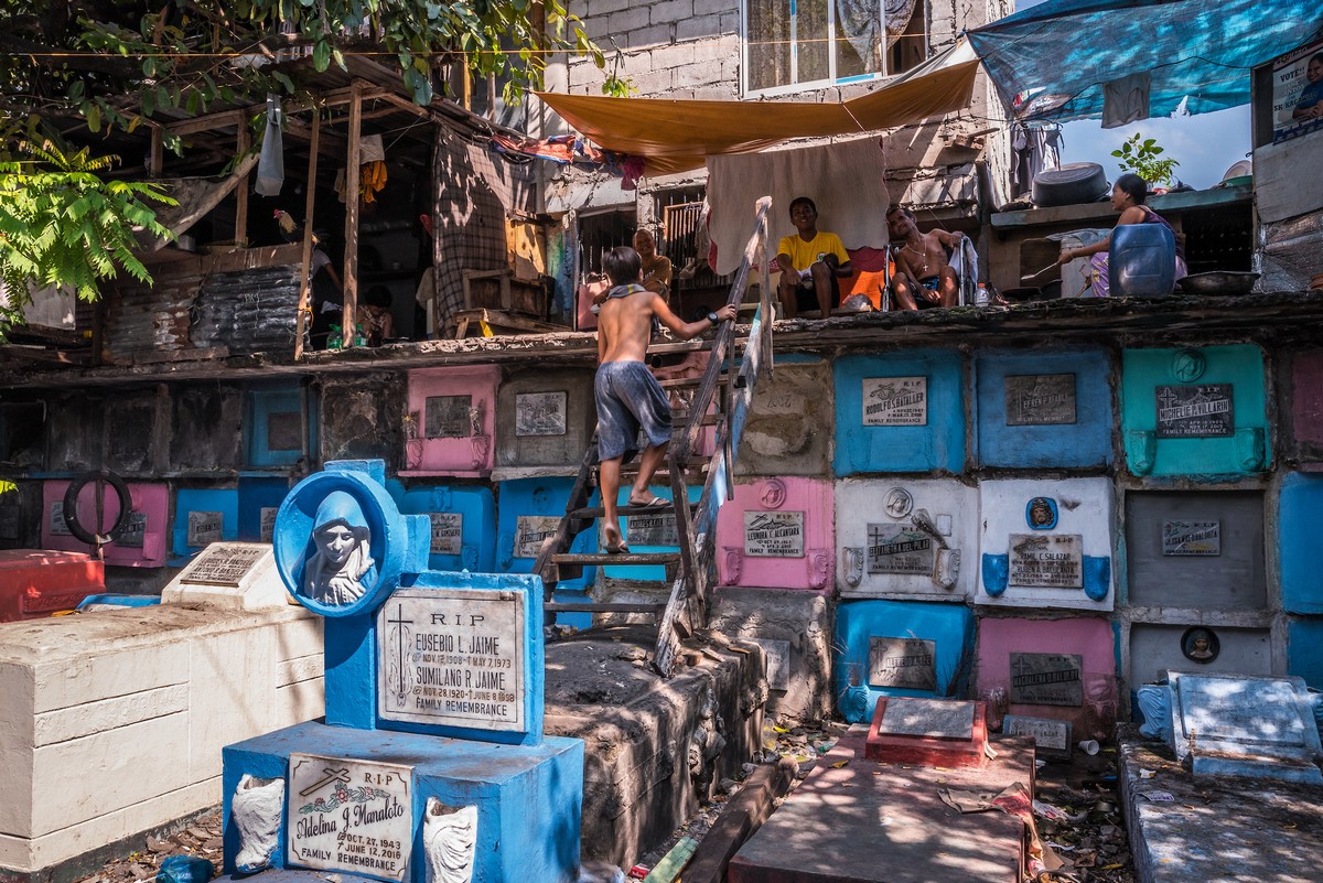 Тысячи бедных семей живут на кладбище на Филиппинах