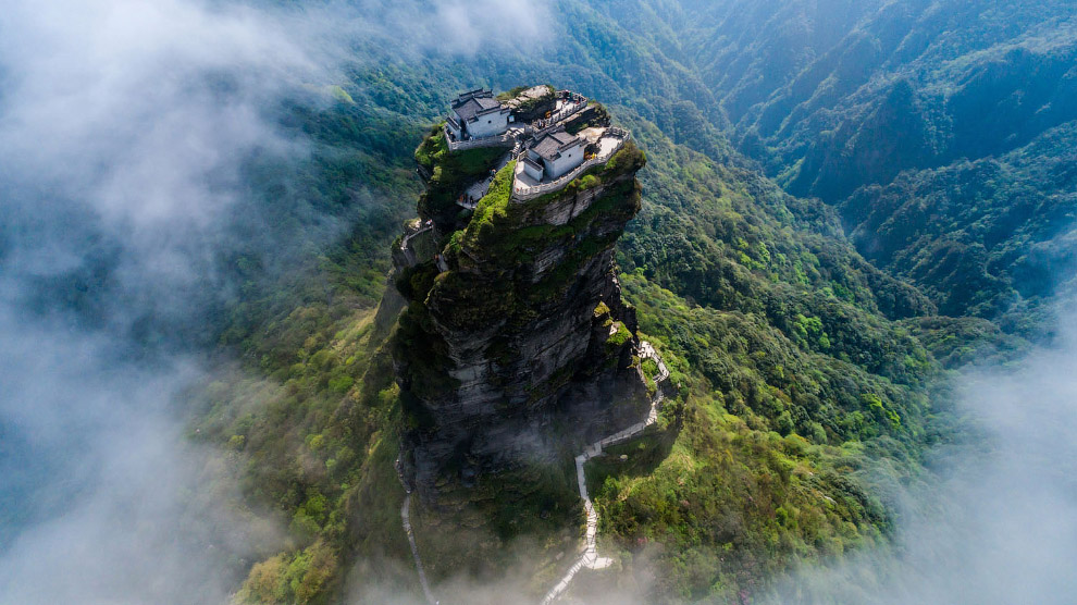 Удивительная гора Фаньцзиншань в провинции Гуйчжоу