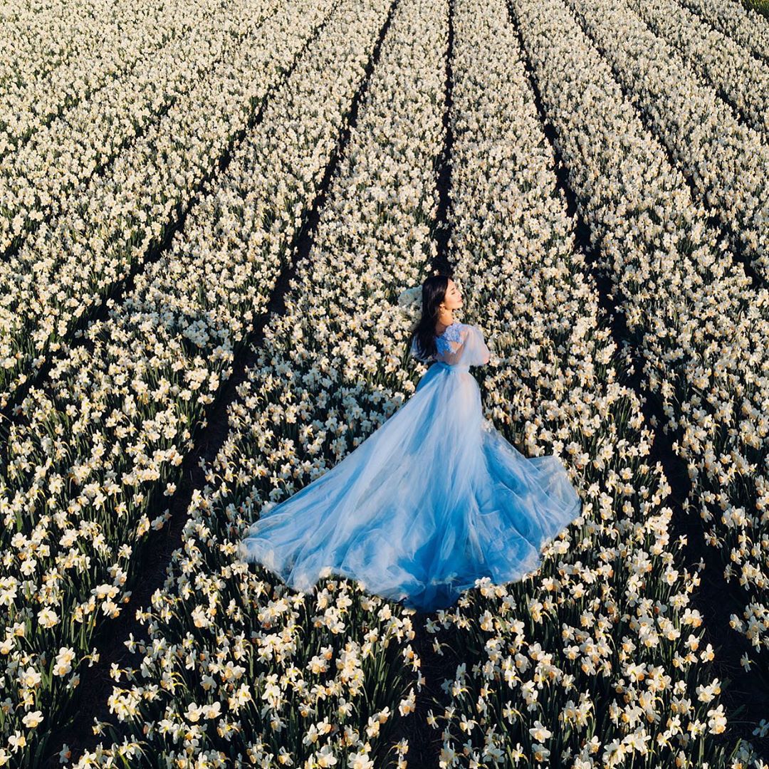 Девушка в голубом платье в поле