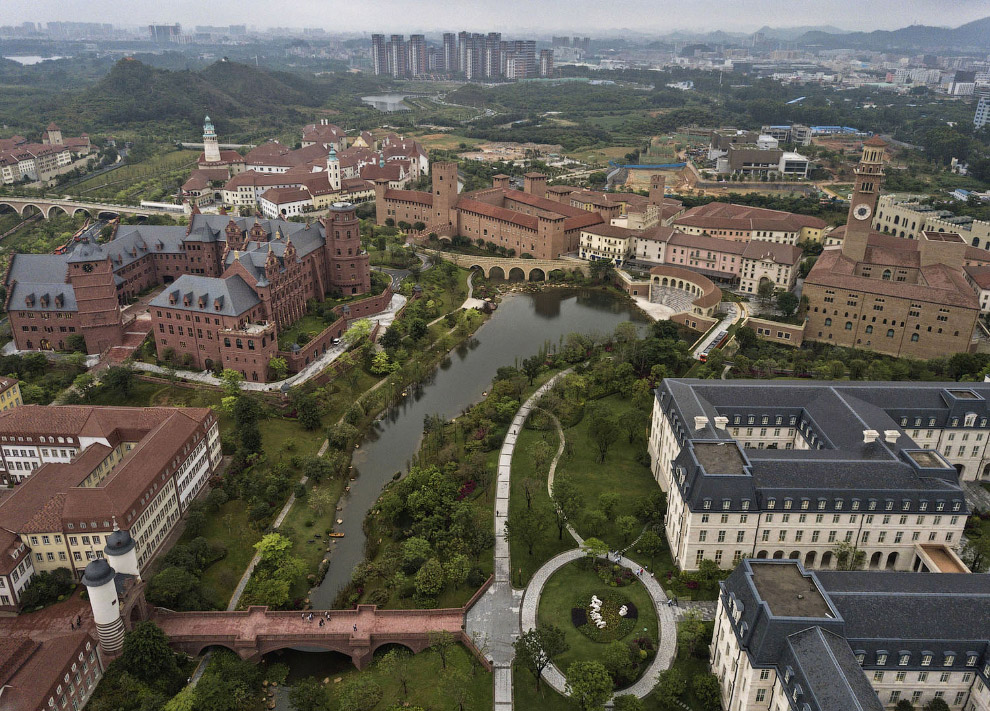 Кампус Huawei с копиями мировых достопримечательностей в Китае