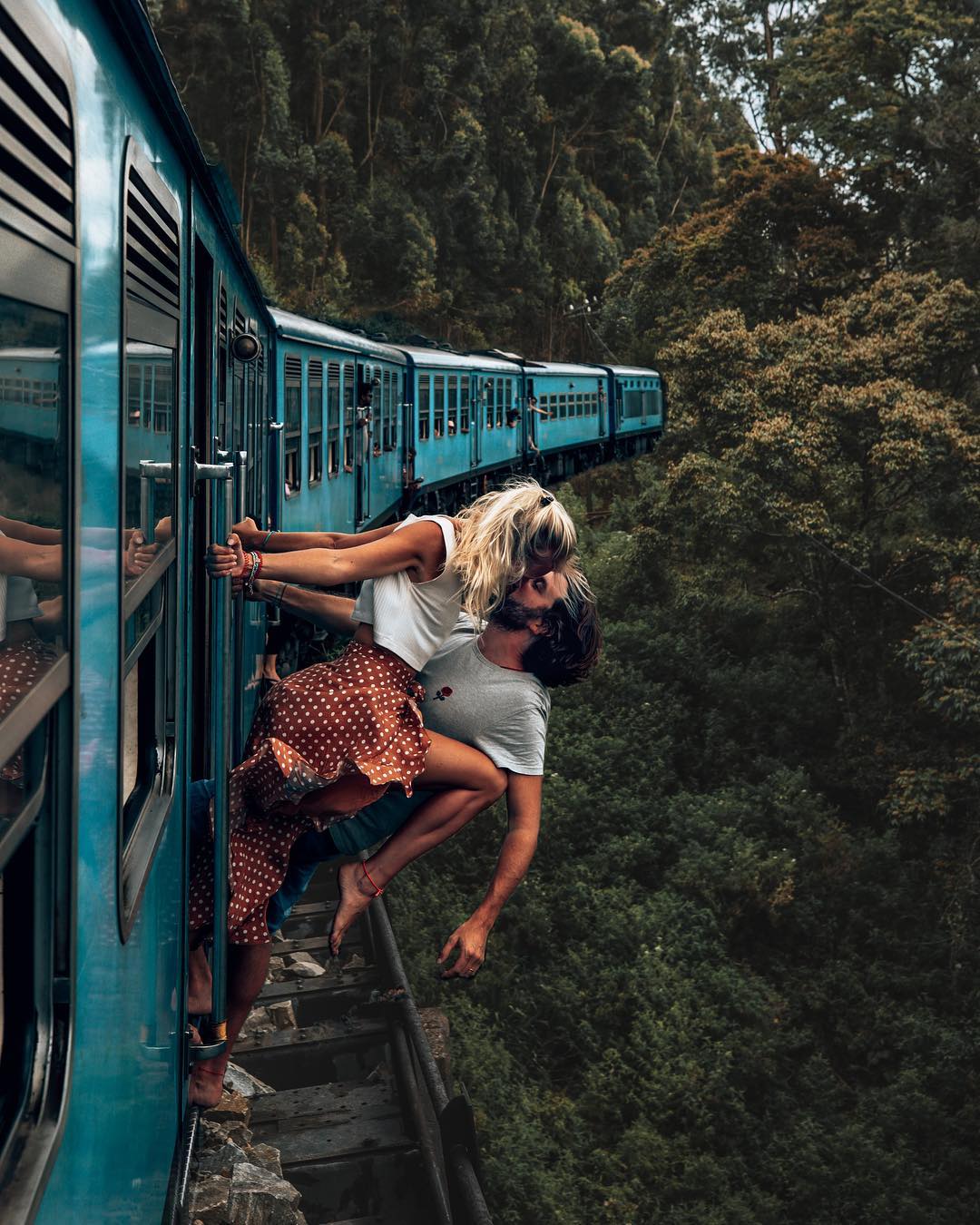 Пару тревел-блогеров раскритиковали за опасное фото на поезде