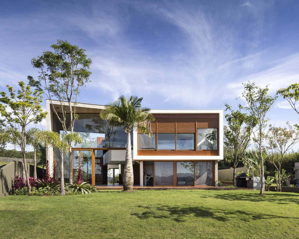 Стильная резиденция с видом на озеро в Бразилии