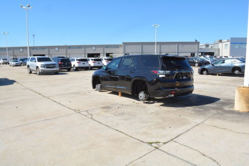 В дилерском центре Chevrolet преступники умыкнули 124 колеса