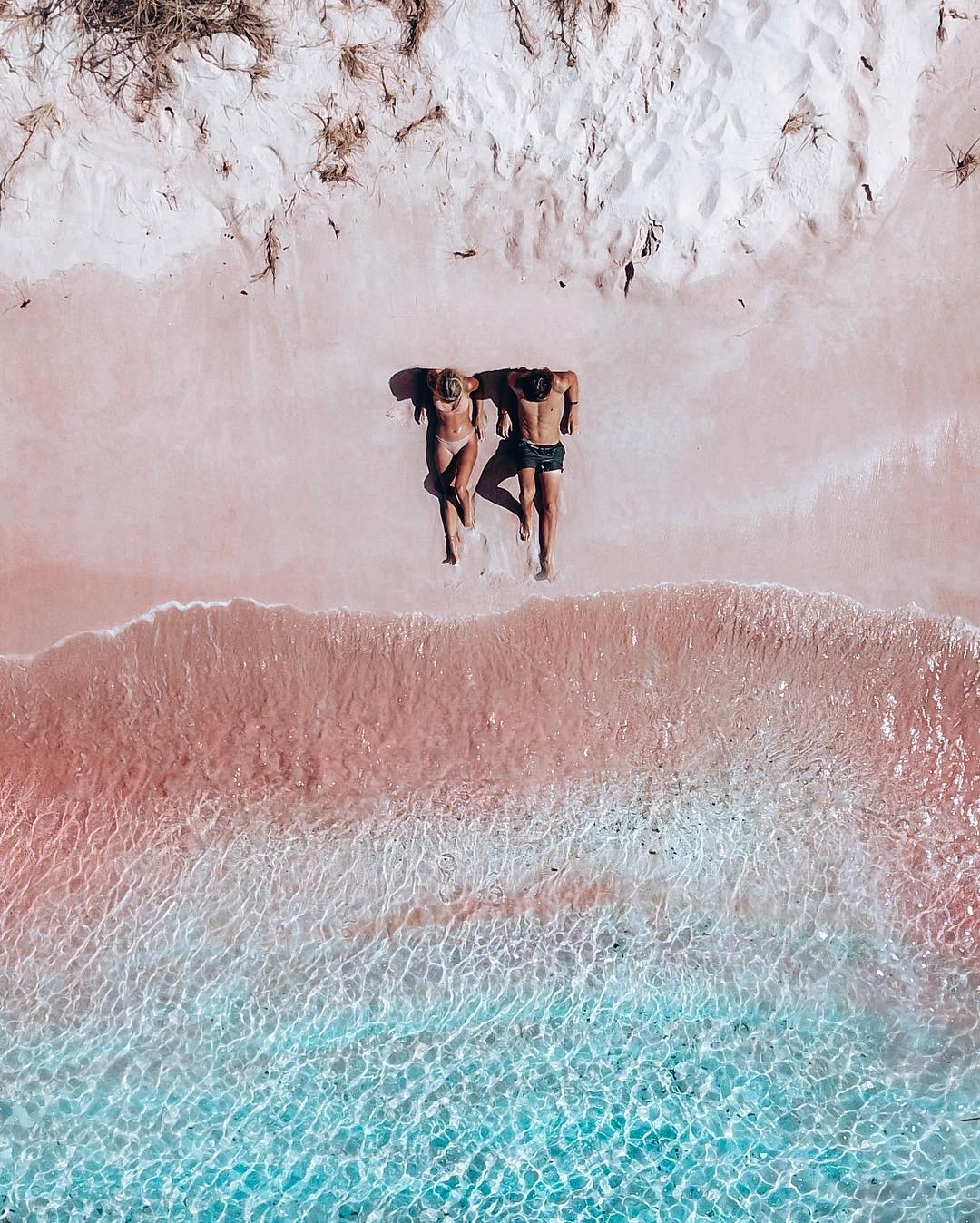 Всего за год знаменитый пляж с «розовым песком» изменился до неузнаваемости
