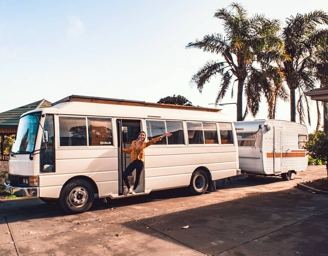 Австралийская семья путешествует в переделанном автобусе