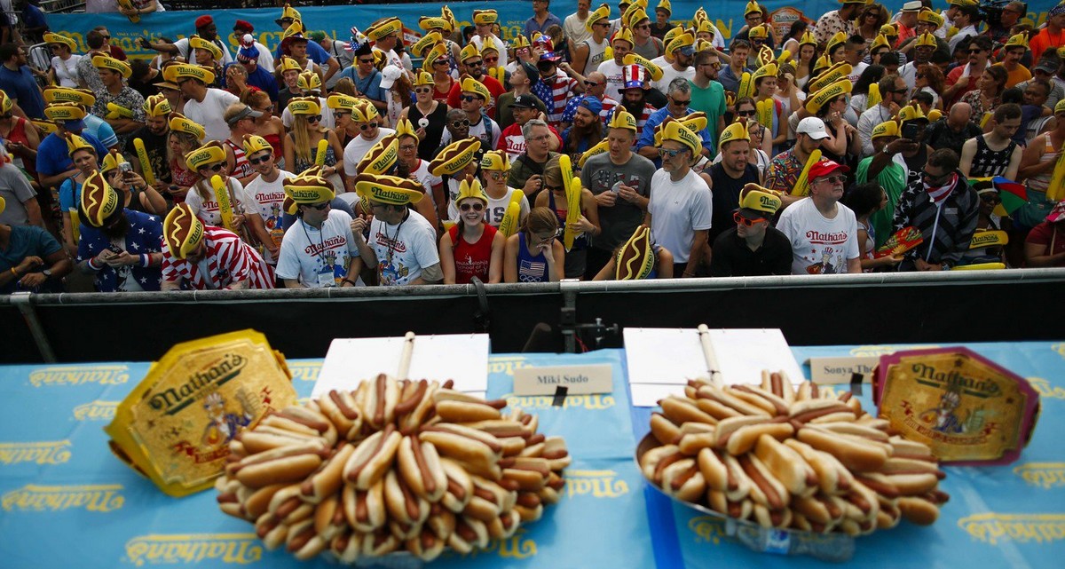 Международный чемпионат по поеданию хот-догов в Нью-Йорке