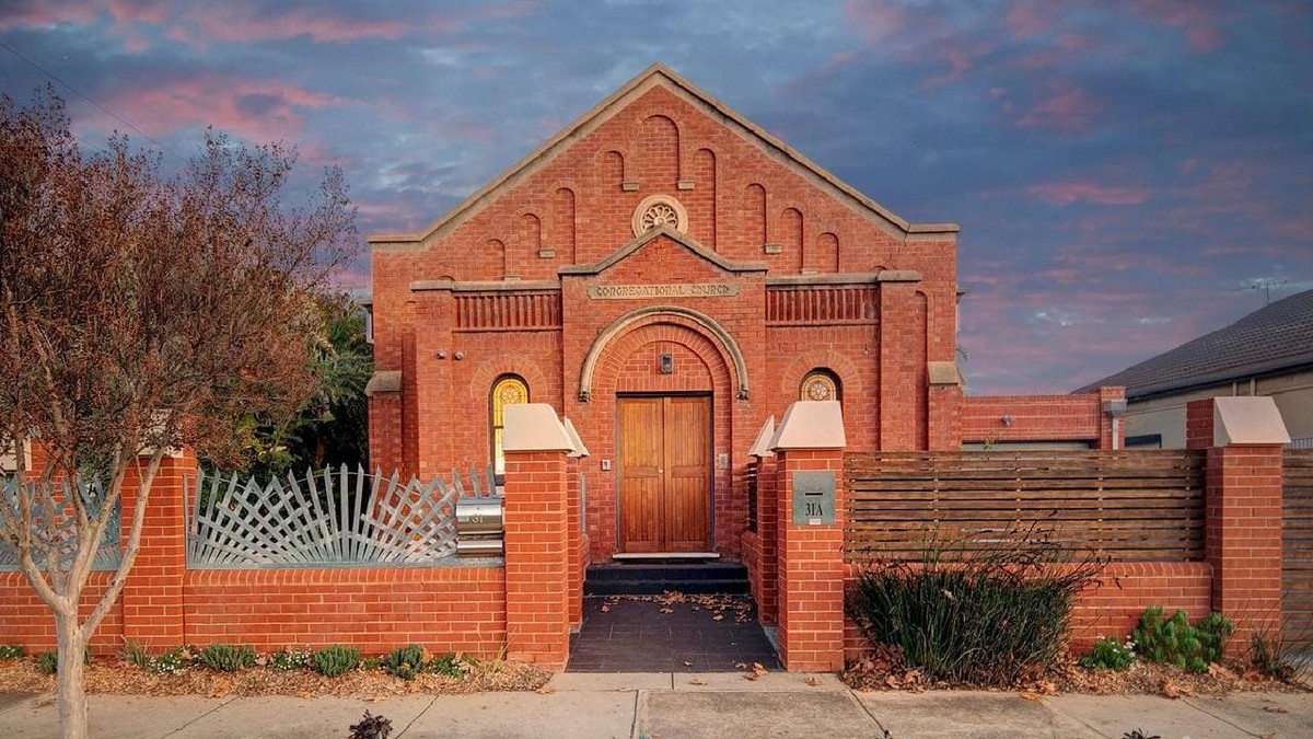 Старую церковь переоборудовали в современное жилье в Австралии