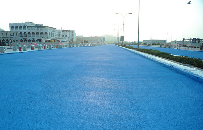 Для чего красят асфальт в голубой цвет в Катаре?
