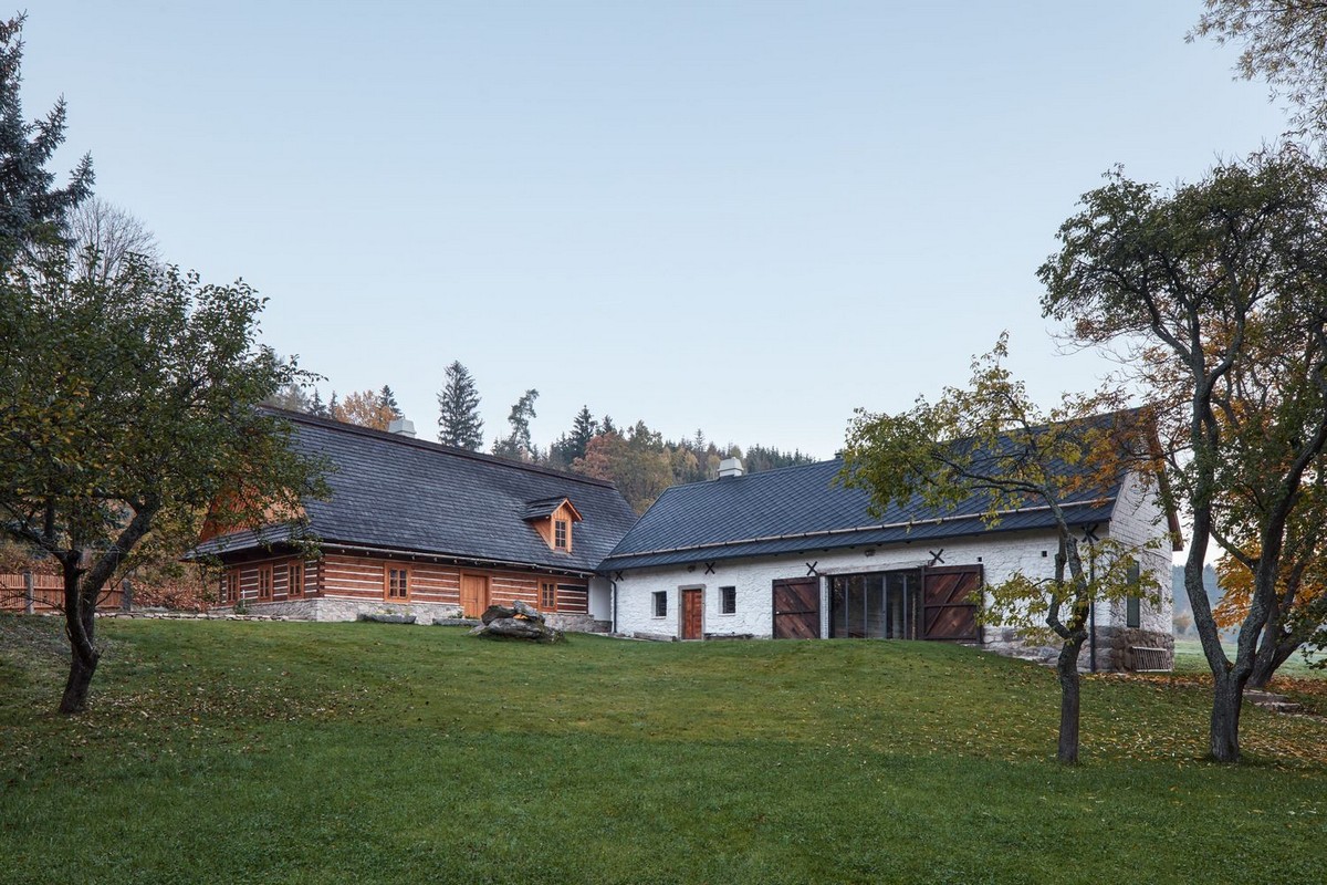 Два сельских дома, олени и деревья в Чехии