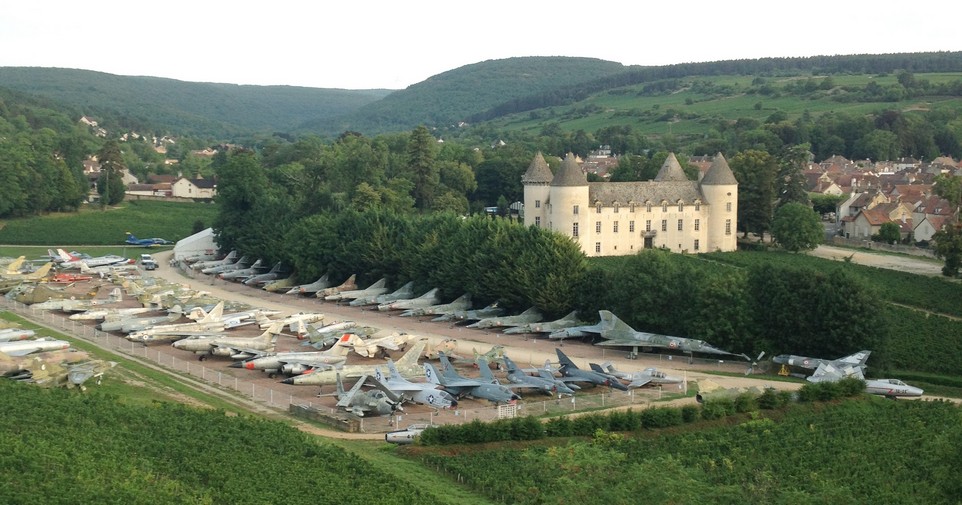 Коллекционер собрал 110 истребителей на территории своего замка во Франции