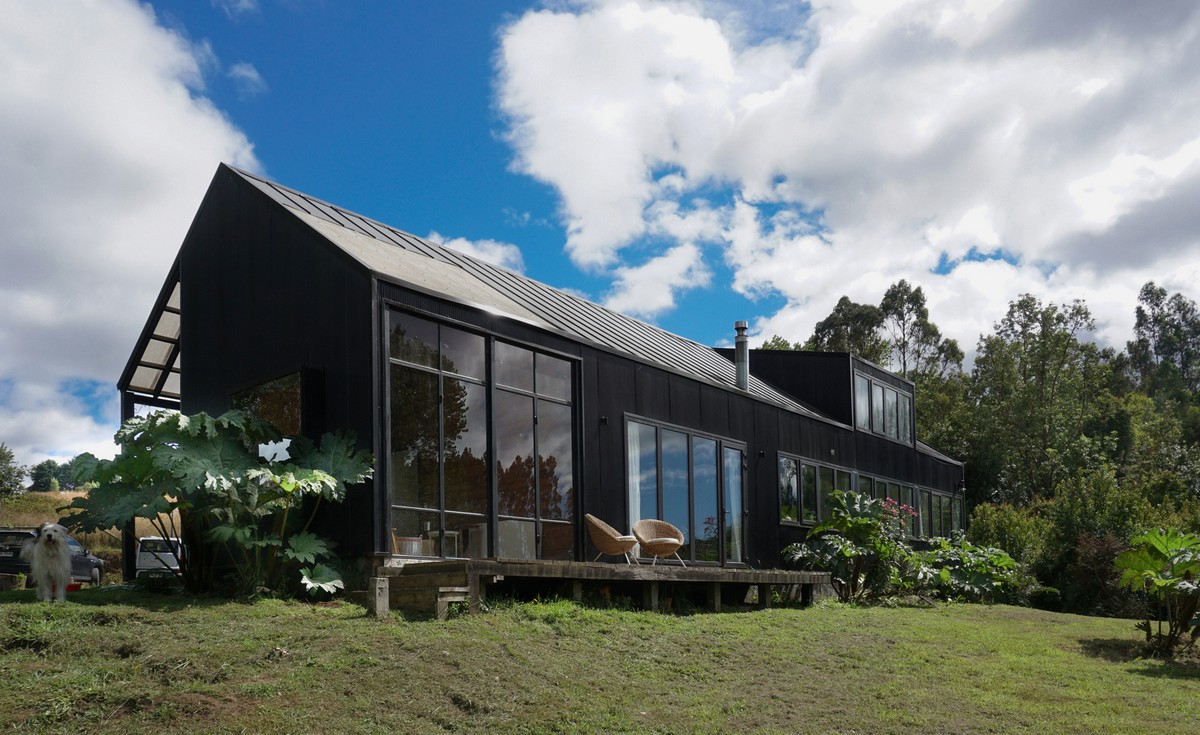Простой дом в стилистике немецких поселенцев в Чили