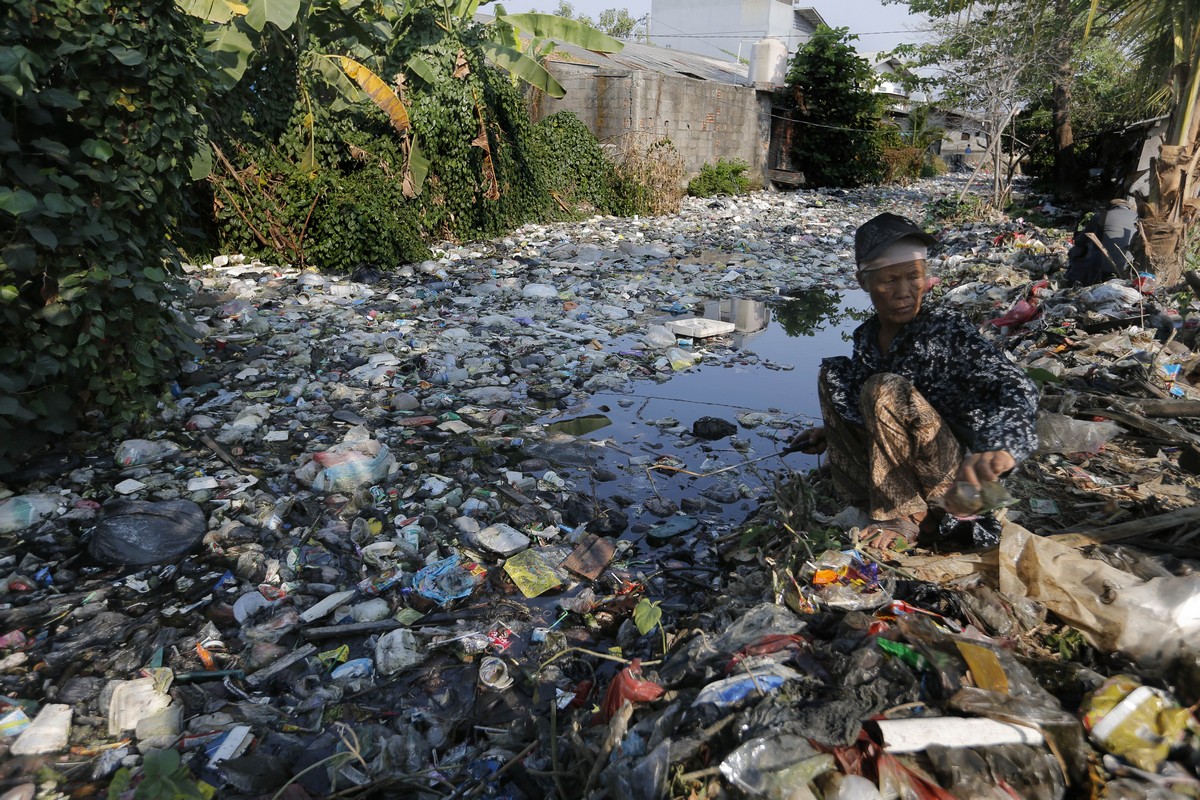 Реку в Индонезии загадили тоннами пластикового мусора