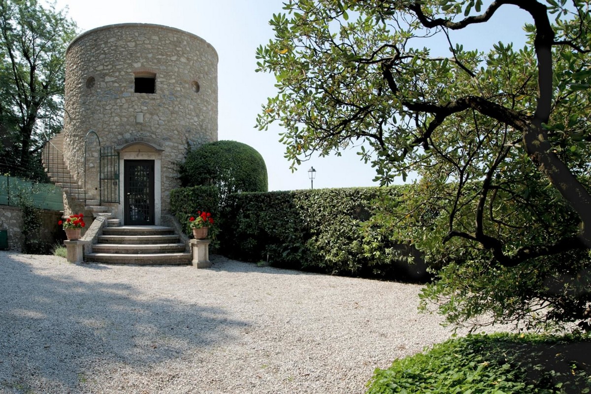 Старую башню превратили в современный дом в Италии
