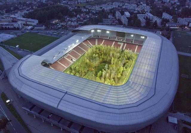 Арт-инсталляция: Лес внутри стадиона Вёртерзе-Штадион в Австрии