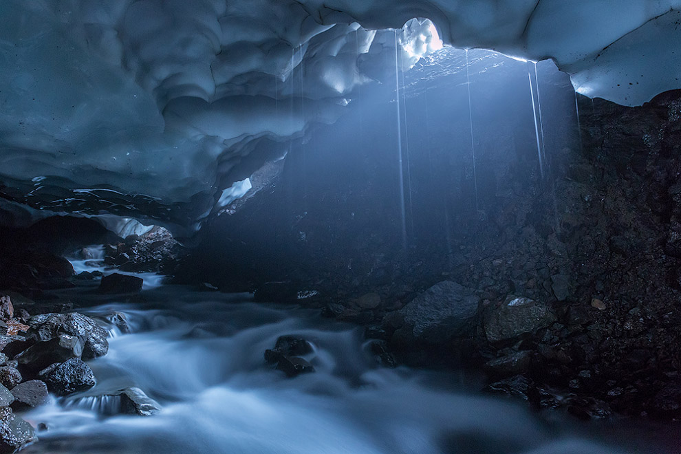 Путешествие в снежные пещеры Камчатки