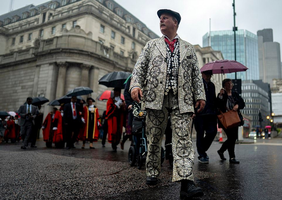Ежегодный парад жемчужных королей и королев прошел в Лондоне
