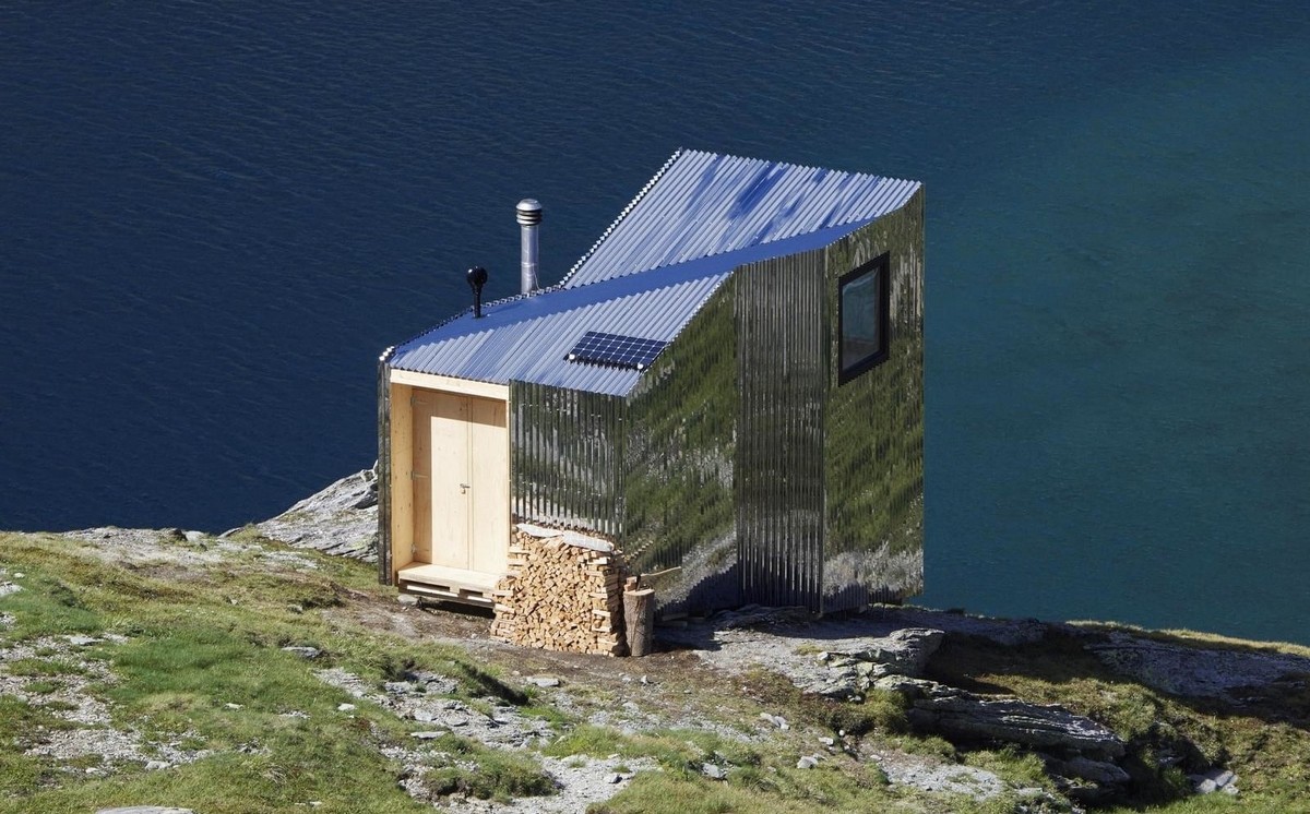 Небольшой домик в горах Швейцарии