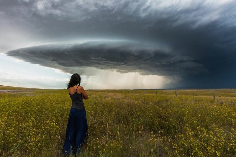 Женщина на фоне торнадо