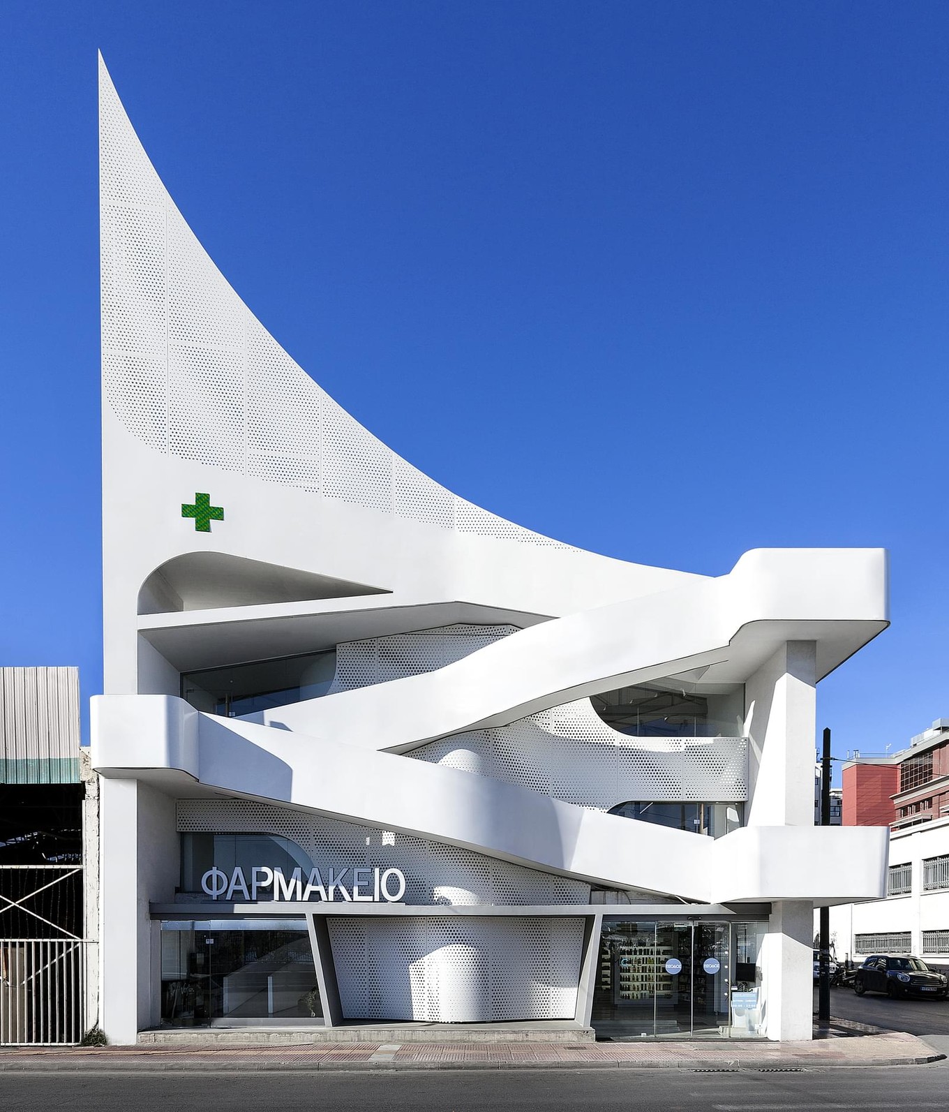 Необычный дизайн здания аптеки в Греции