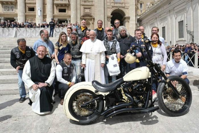 Подписанный Папой Римским Harley-Davidson, продали с аукциона