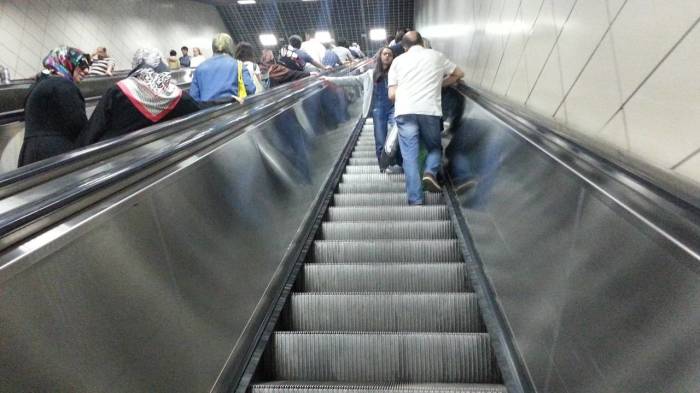 Для чего поручень эскалатора в метро движется быстрее ступенек