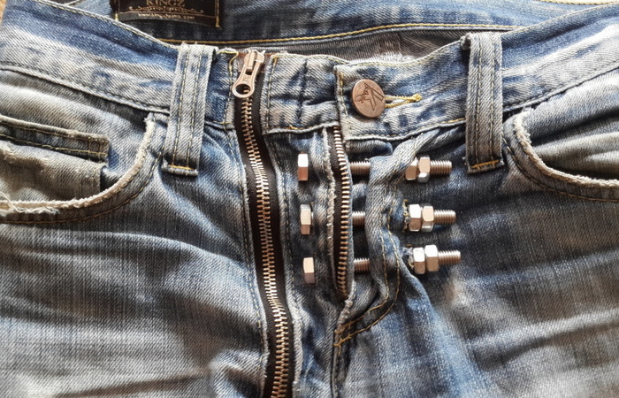 Как быстро починить молнию на джинсах, чтобы она не расходилась