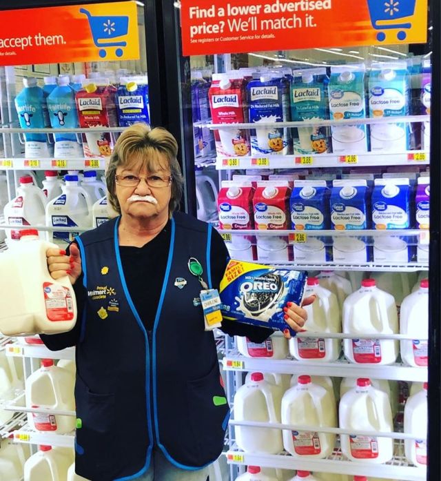 Пожилая сотрудница супермаркета покорила соцсети забавными снимками