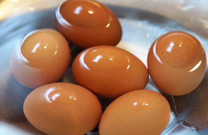 Как можно сварить треснувшие яйца