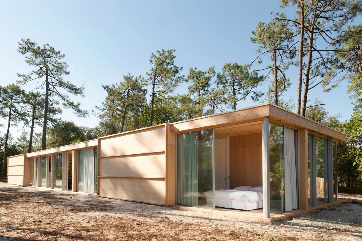Деревянный дом с панорамным остеклением во Франции