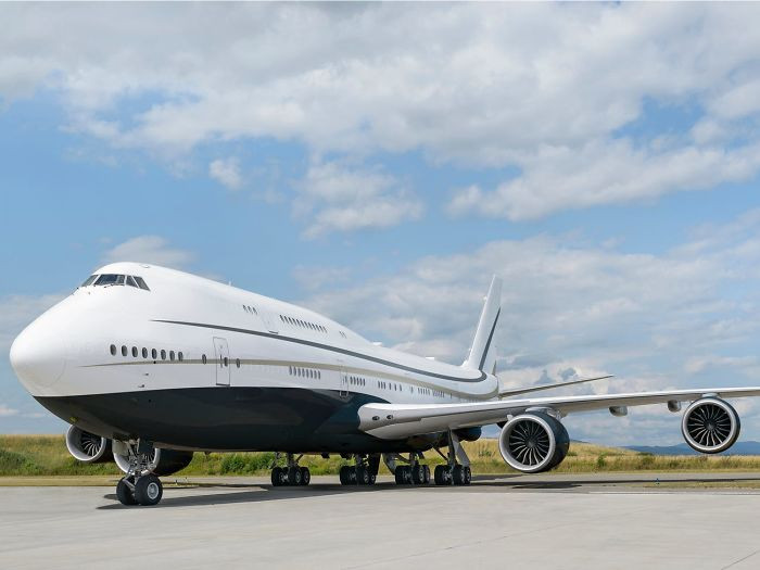 Крупнейший частный самолёт, который похож на летающий особняк