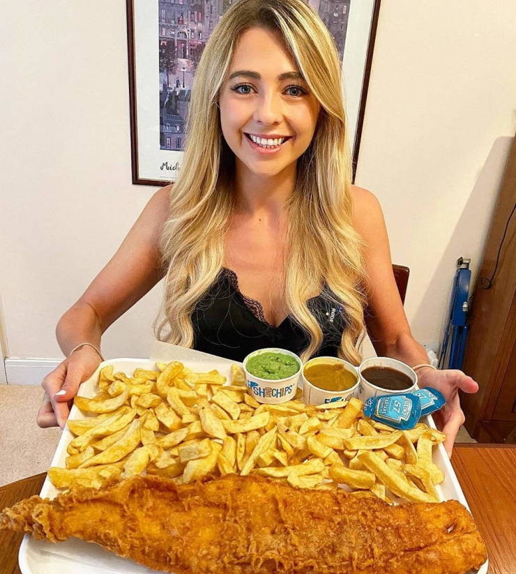 Девушка из Великобритании поглощает гигантские порции еды и не толстеет