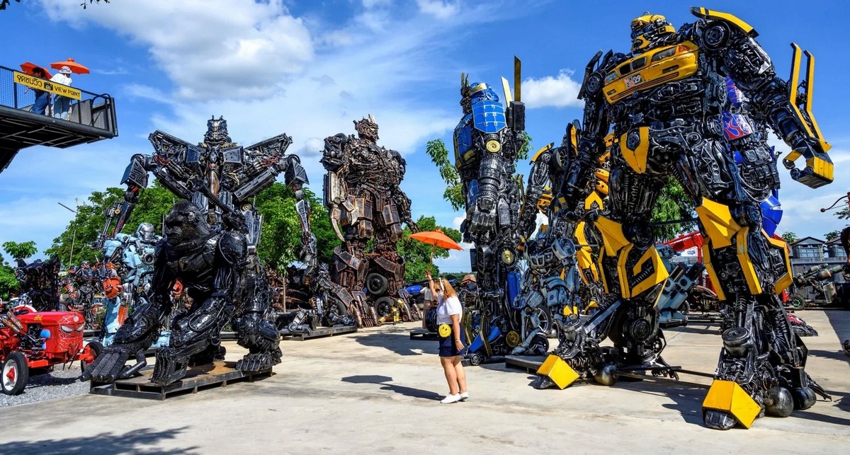 Музей гигантских роботов из металлолома в Таиланде