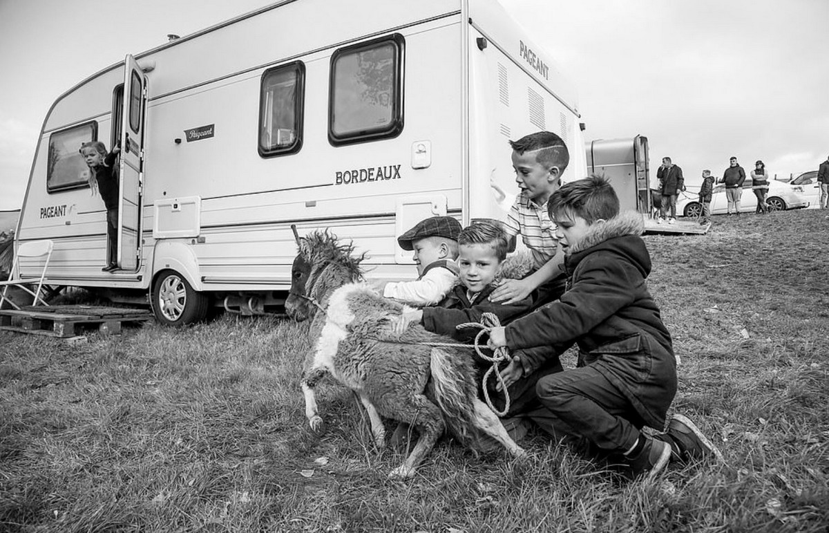 Черно-белые снимки молодых ирландских цыган от Джейми Джонсон