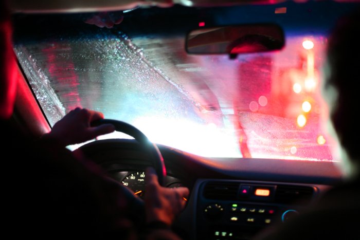 Почему из-за пьяного пассажира запотевают окна в машине?