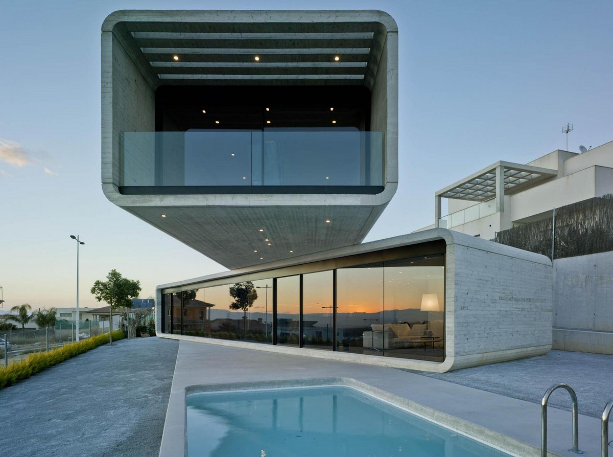 Бетонный дом с необычным дизайном в Испании
