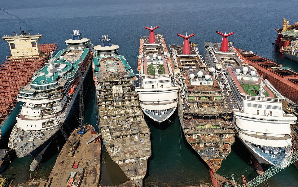 Кладбище круизных лайнеров на побережье Турции